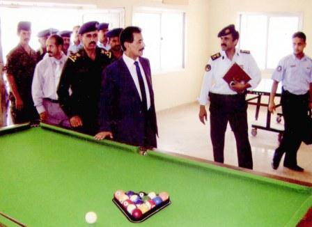 المصري لدى زيارته معهد خفر السواحل أمس